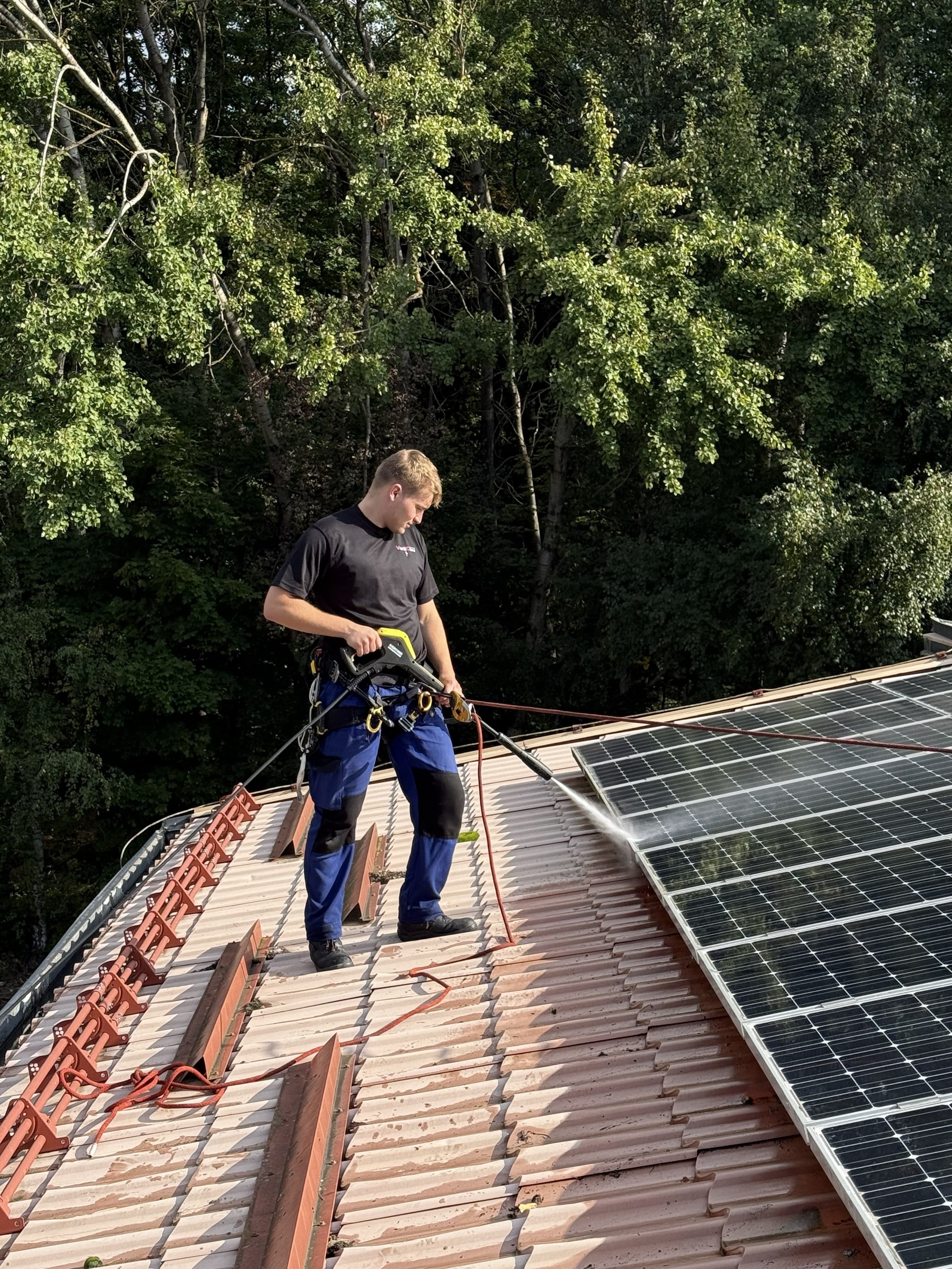 Čištění panelů ve výšce