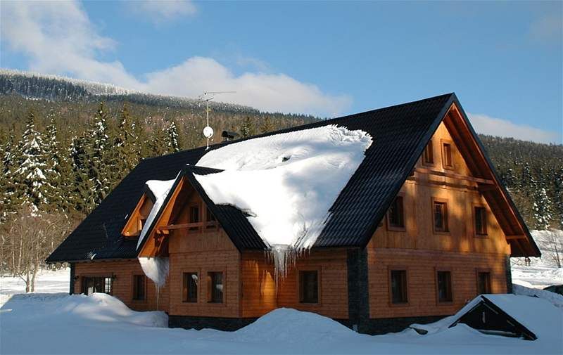Obrázek zasněžené chaty