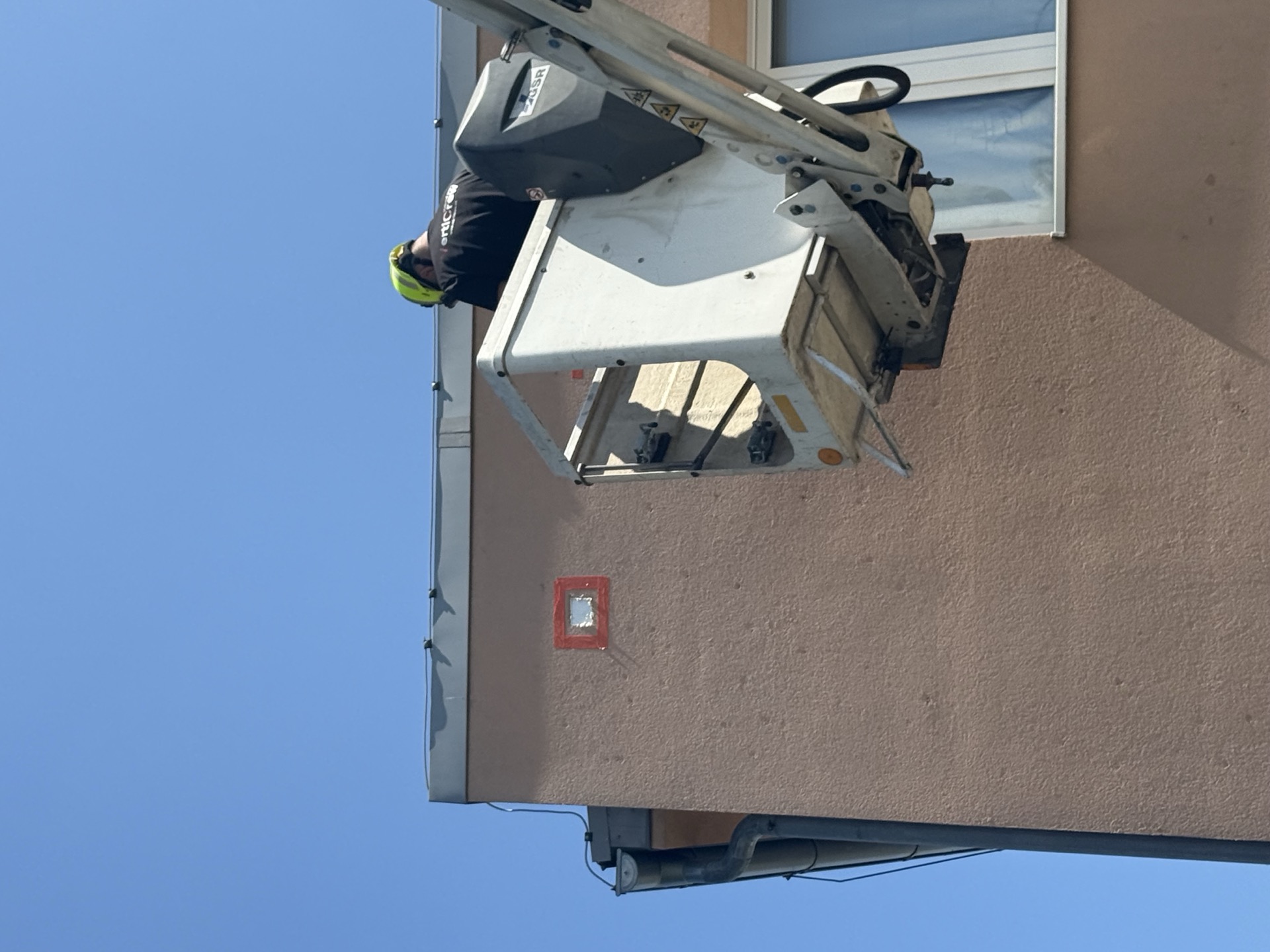 Čištění fasády bytového domu