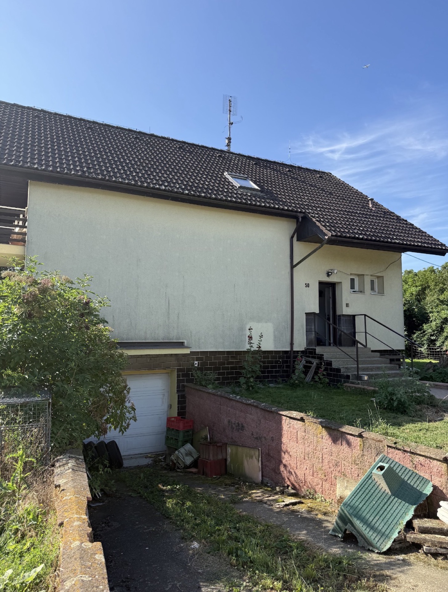 Fasáda před čištěním